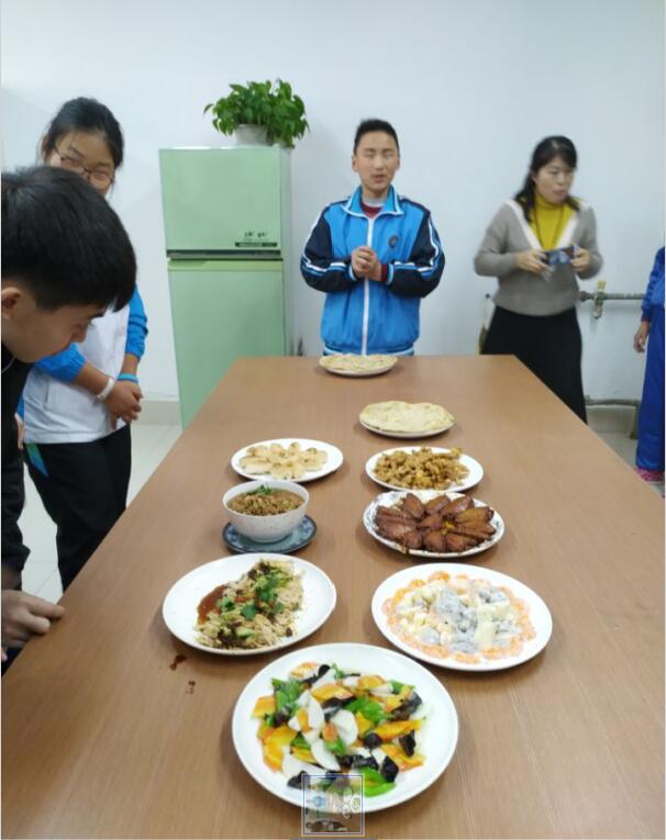 廚藝展示風(fēng)采 校園溫暖如家