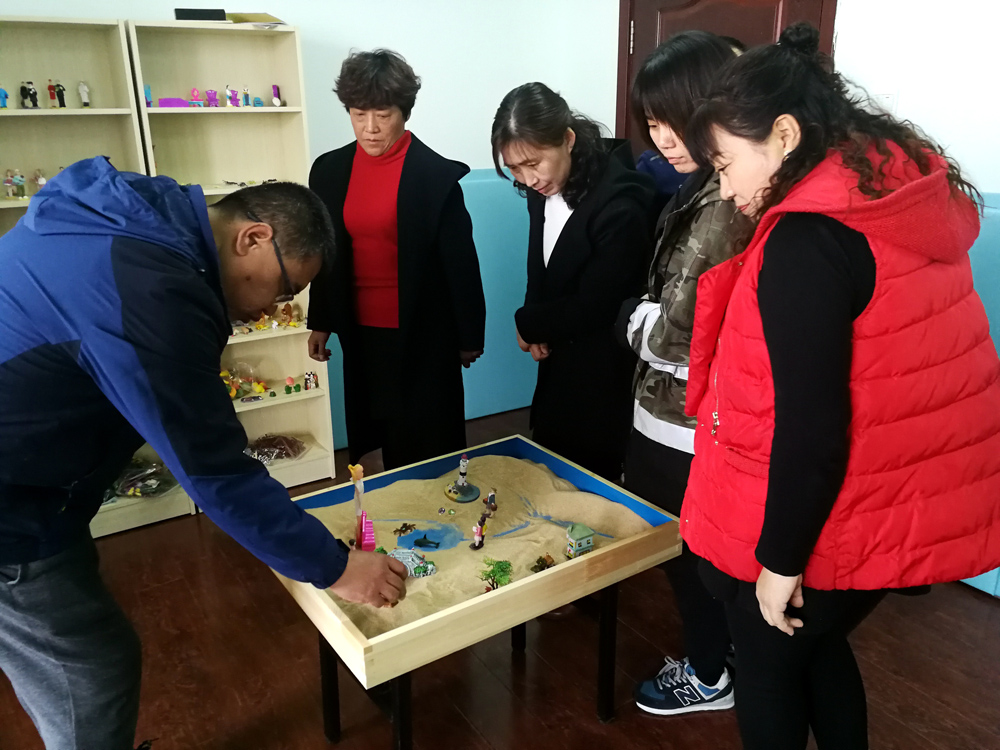 市特教中心開(kāi)展沙盤(pán)游戲班主任專(zhuān)題培訓(xùn)