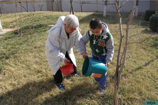 我校組織“我給小樹澆澆水”志愿服務(wù)活動