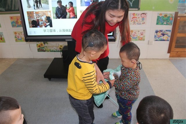 小手拉大手，一起學(xué)雷鋒