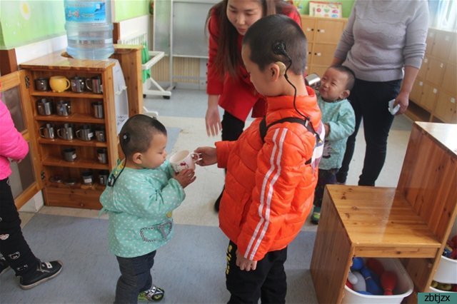 小手拉大手，一起學(xué)雷鋒