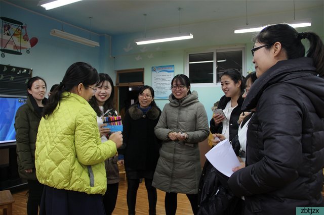 智慧啟心，快樂(lè)育人——我校開(kāi)展教師團(tuán)體心理輔導(dǎo)活動(dòng)