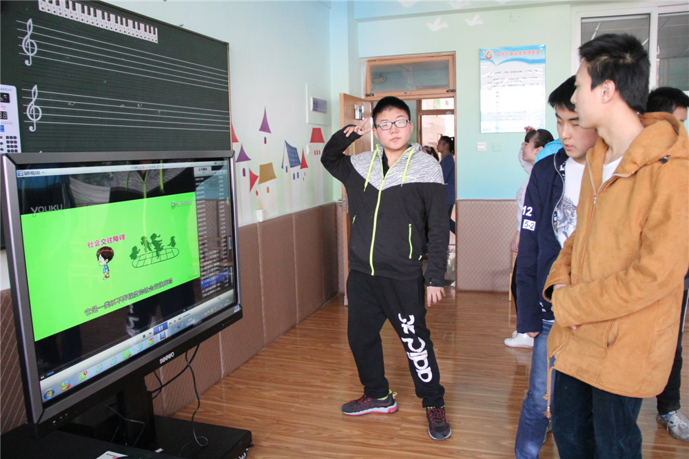 市特殊教育中心舉行“點亮藍燈 與愛同行”自閉癥日系列活動