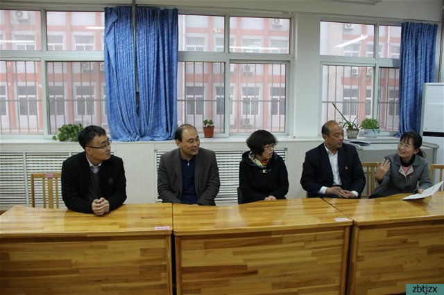 高新區(qū)教育中心領(lǐng)導(dǎo)到?？赐繂柵嘀菐熒?></p><br />　　3月30日下午，在第10個世界自閉癥日到來之際，高新區(qū)教育中心領(lǐng)導(dǎo)一行3人來到淄博市特殊教育中心看望慰問特教中心培智師生，并與教師親切座談，給師生們帶去了高新區(qū)黨工委、管委會的關(guān)懷和溫暖。<br />　　會上，高新區(qū)教育中心領(lǐng)導(dǎo)首先詳細(xì)了解了培智辦學(xué)情況、學(xué)生學(xué)習(xí)情況，并認(rèn)真觀看了學(xué)生“藍(lán)色畫展”紀(jì)錄片。在聽取了教師隊(duì)伍的工作感悟和意見后，高新區(qū)教育中心領(lǐng)導(dǎo)表示，特殊教育是陽光下最溫暖的事業(yè)，感謝老師為學(xué)生所作出的奉獻(xiàn)；希望教師隊(duì)伍能發(fā)揮自身優(yōu)勢，有效利用教育資源，做好特殊兒童教育康復(fù)工作，進(jìn)一步將特殊教育辦好、辦優(yōu)。<br />　　淄博市特殊教育中心培智教育自2015年開展以來，先后開辦了5個班級，為高新區(qū)30余名殘障兒童提供了優(yōu)質(zhì)教育服務(wù)，為高新區(qū)特殊教育事業(yè)的發(fā)展做出了突出貢獻(xiàn)。<br />
									</p>
			</div>

			<!-- 翻頁 -->
			<div   id=