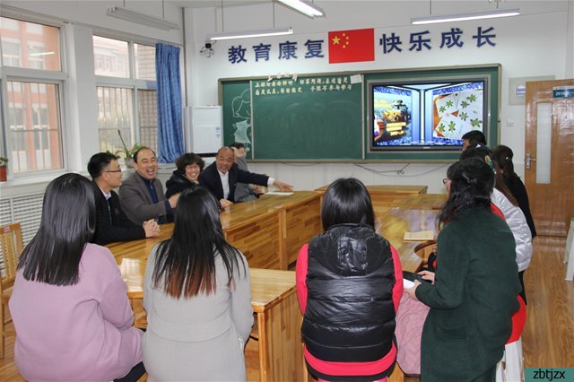 高新區(qū)教育中心領(lǐng)導(dǎo)到?？赐繂柵嘀菐熒?></p><p style=