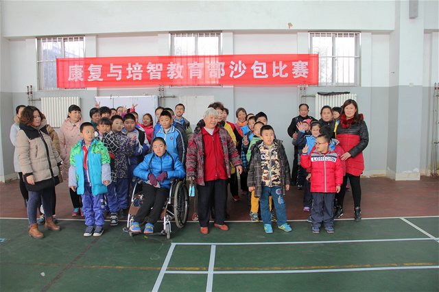 繩牽沙包 踢出快樂