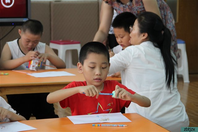 我校舉行“快樂(lè)向前沖”學(xué)科素養(yǎng)展示活動(dòng)