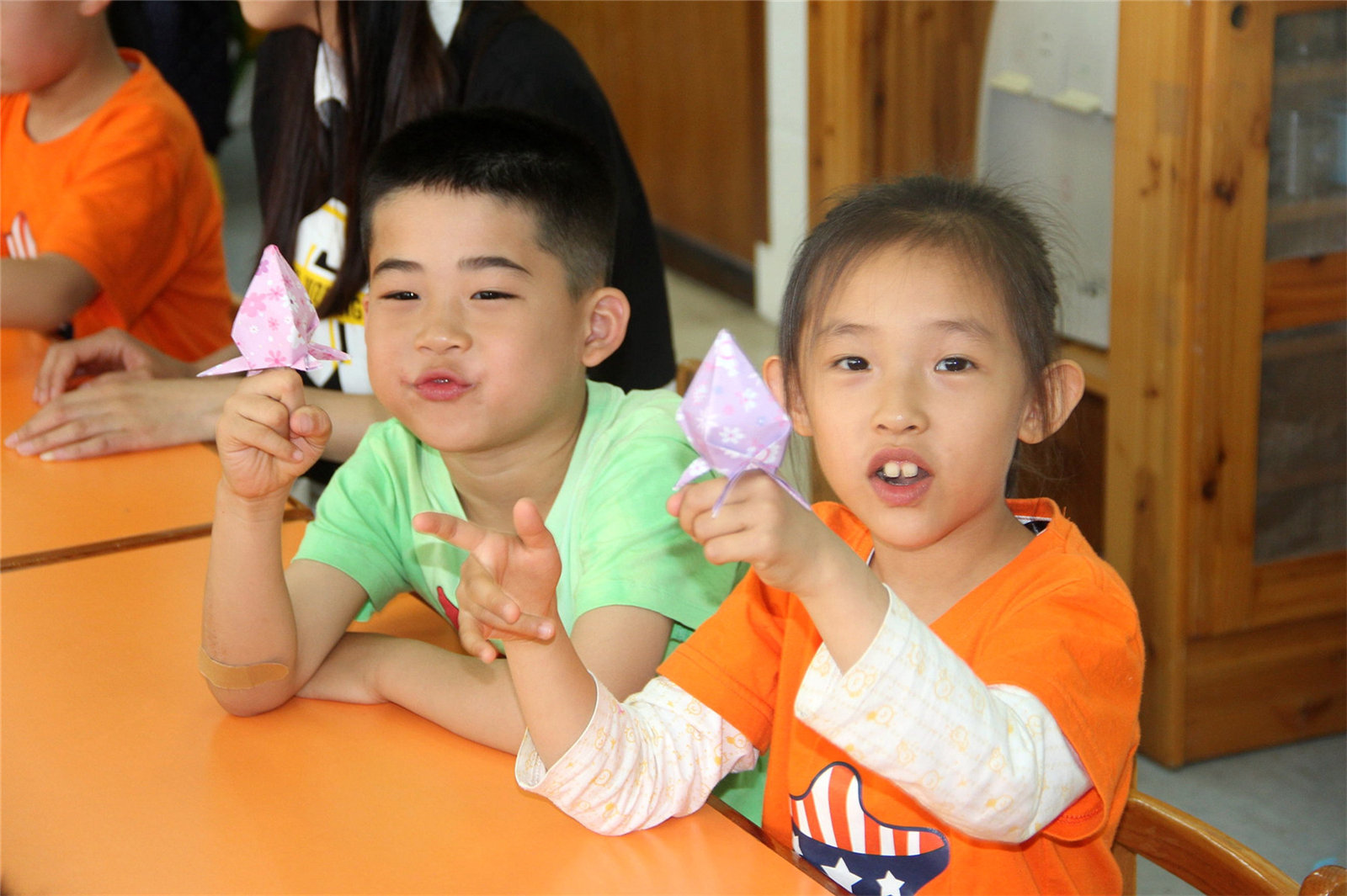 快樂手拉手 同在藍(lán)天下