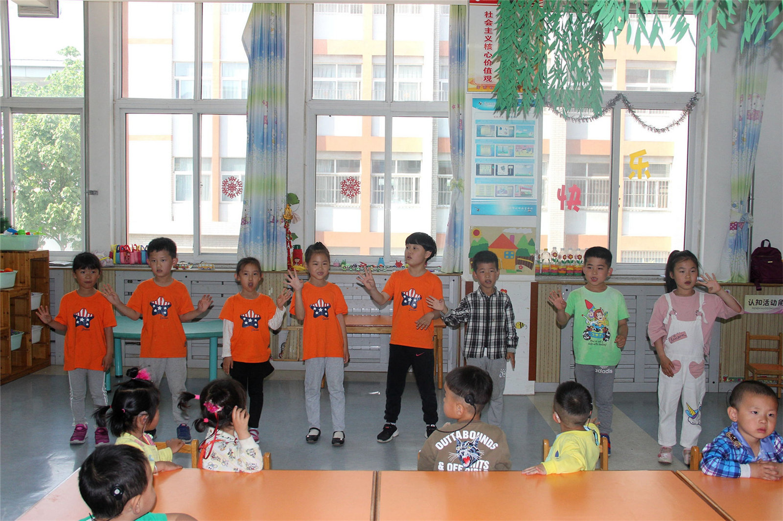 快樂手拉手 同在藍(lán)天下