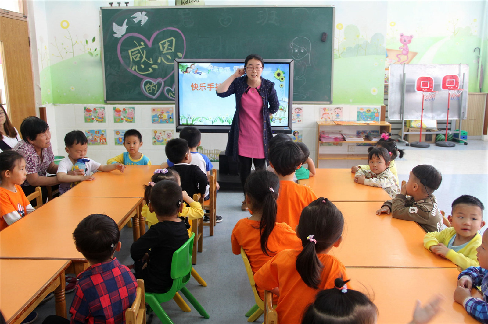 快樂手拉手 同在藍(lán)天下