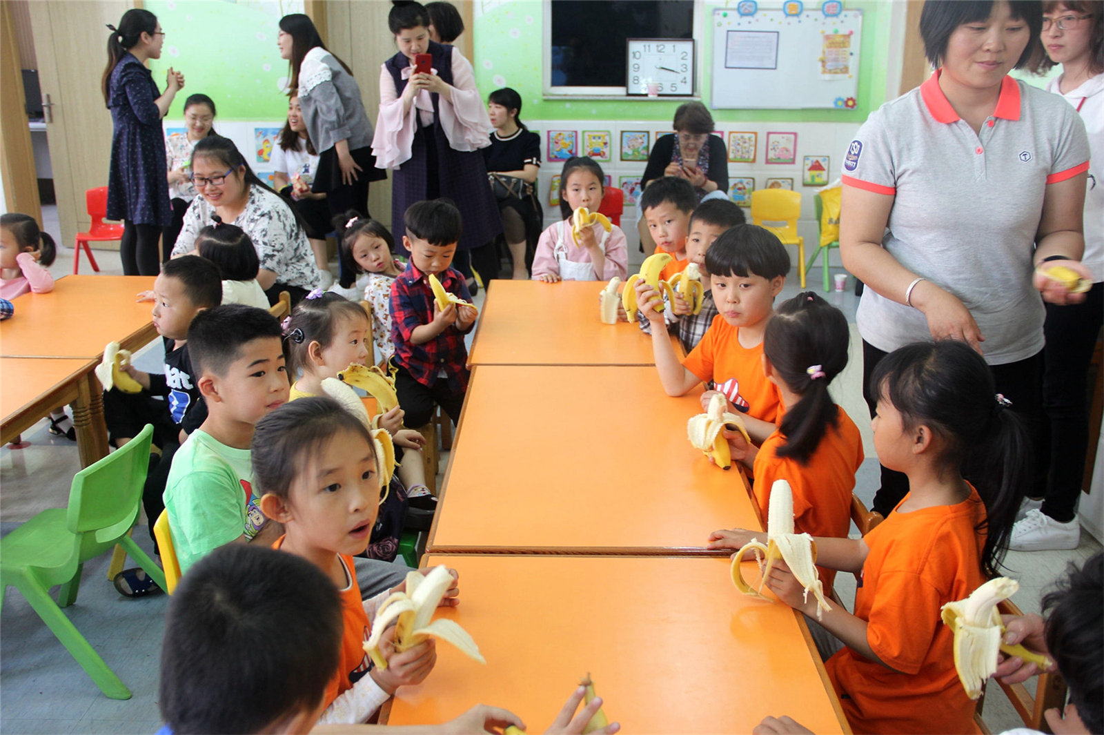 快樂手拉手 同在藍(lán)天下