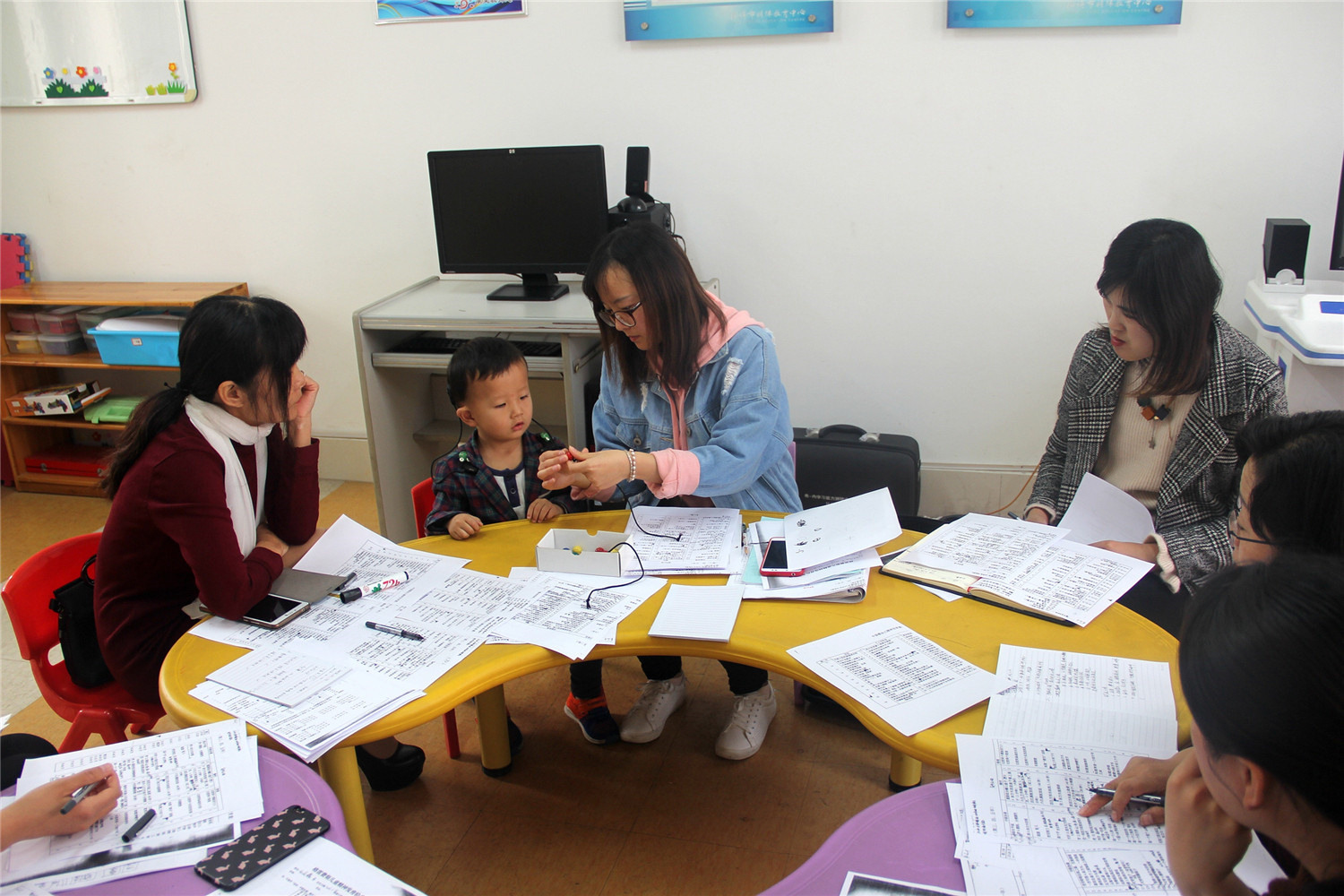 市特教中心開展“教師專業(yè)化發(fā)展系列培訓(xùn)”活動