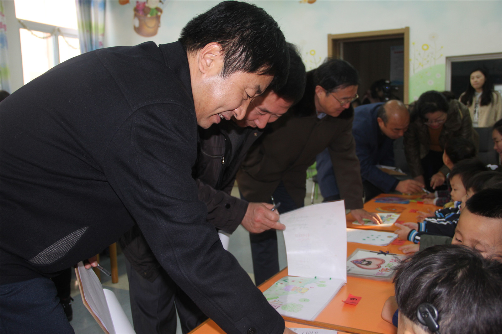 市特教中心開展“書香潤童心 巧手伴我行”活動(dòng)