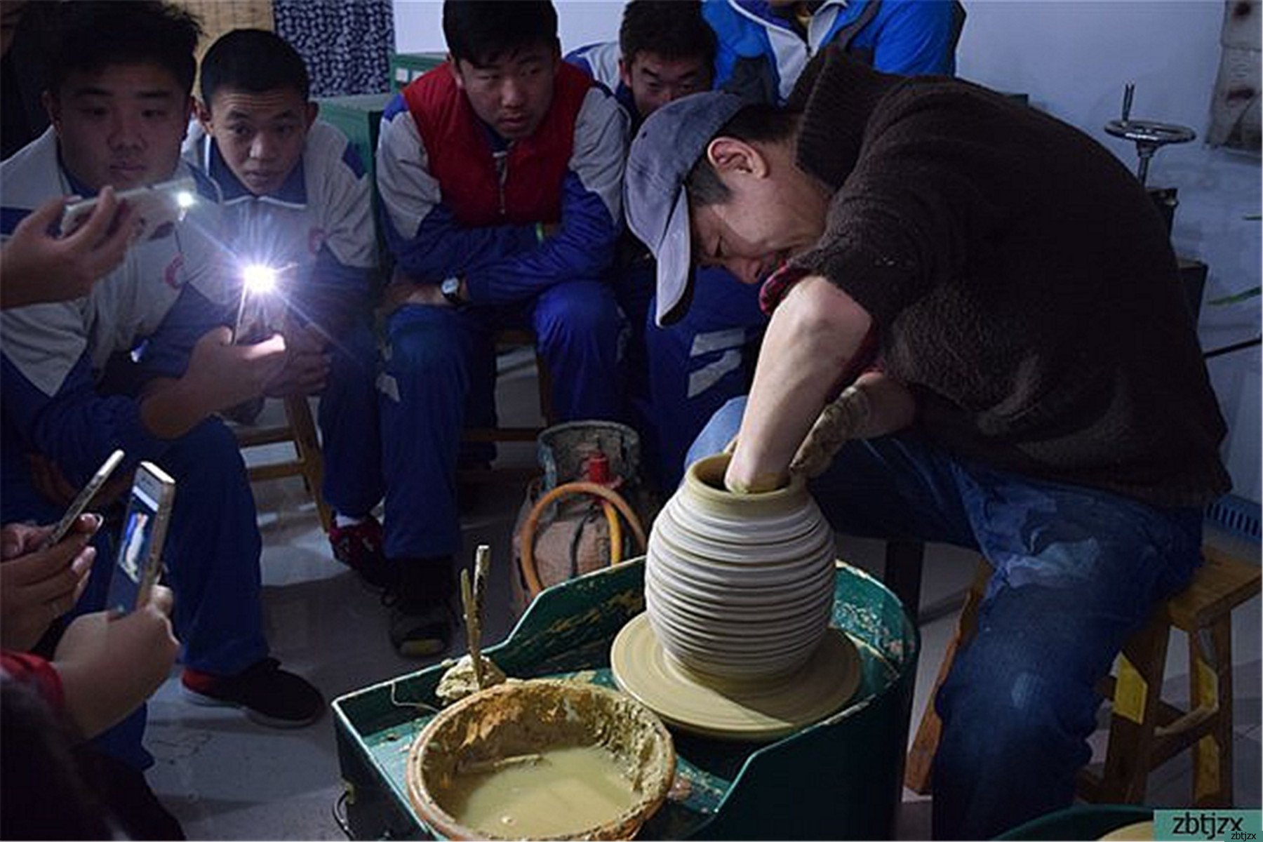 溫情釉燒  ——記學生陶藝作品釉燒第一爐