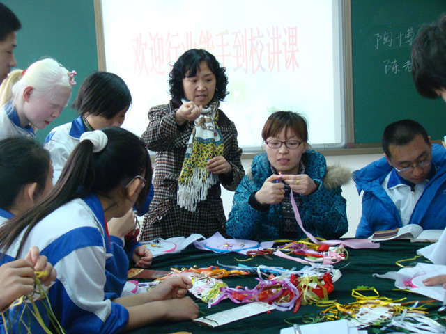 市特教中心聘請行業(yè)能工巧匠進課堂