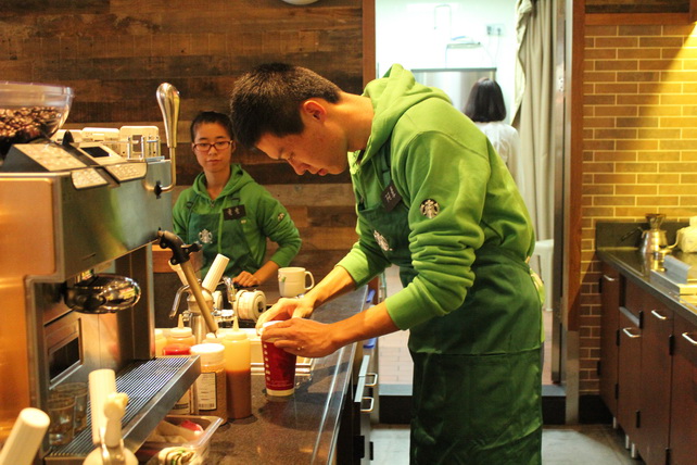 市特教中心開(kāi)展“聾生走進(jìn)星巴克”職業(yè)體驗(yàn)活動(dòng)