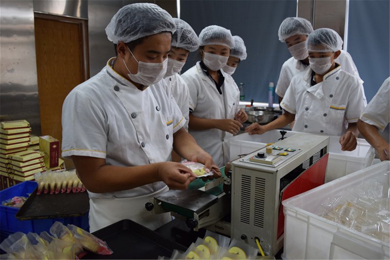 淄博特教中心學(xué)生:做月餅迎中秋