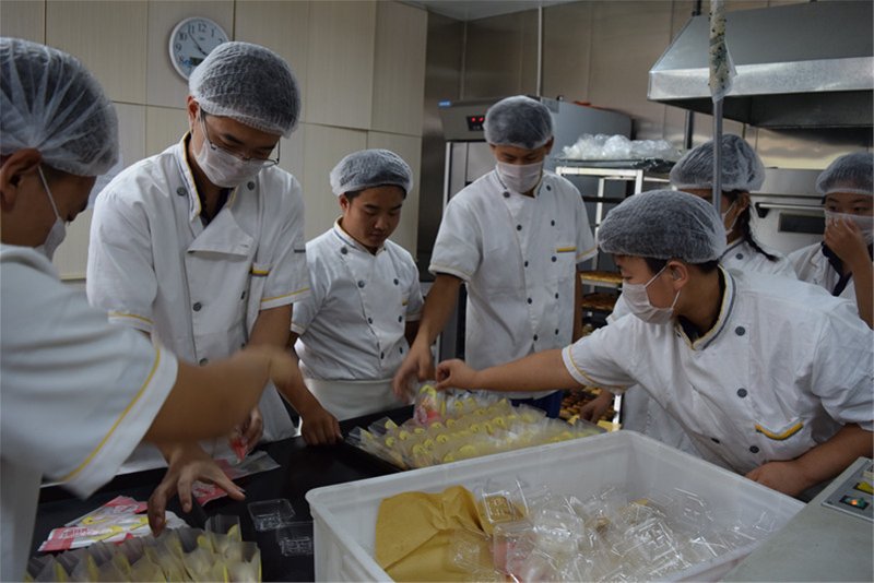 淄博特教中心學(xué)生:做月餅迎中秋