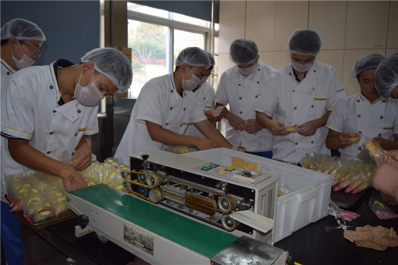 淄博特教中心學(xué)生:做月餅迎中秋