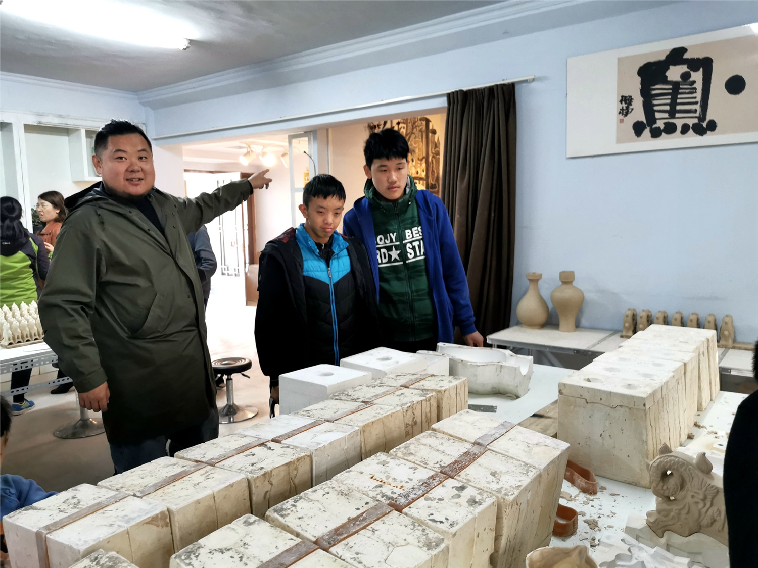 孫亞飛指導《生命之光》創(chuàng)作