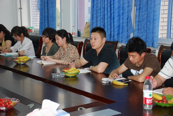 學校組織慶祝建團90周年暨“五.四”青年節(jié)教師座談會