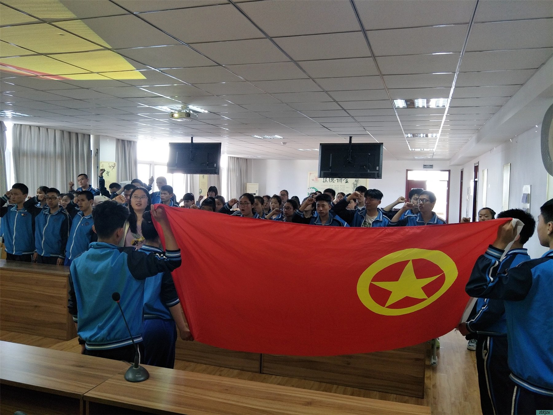 我校開展“不忘初心 緊跟黨走”主題團(tuán)日活動