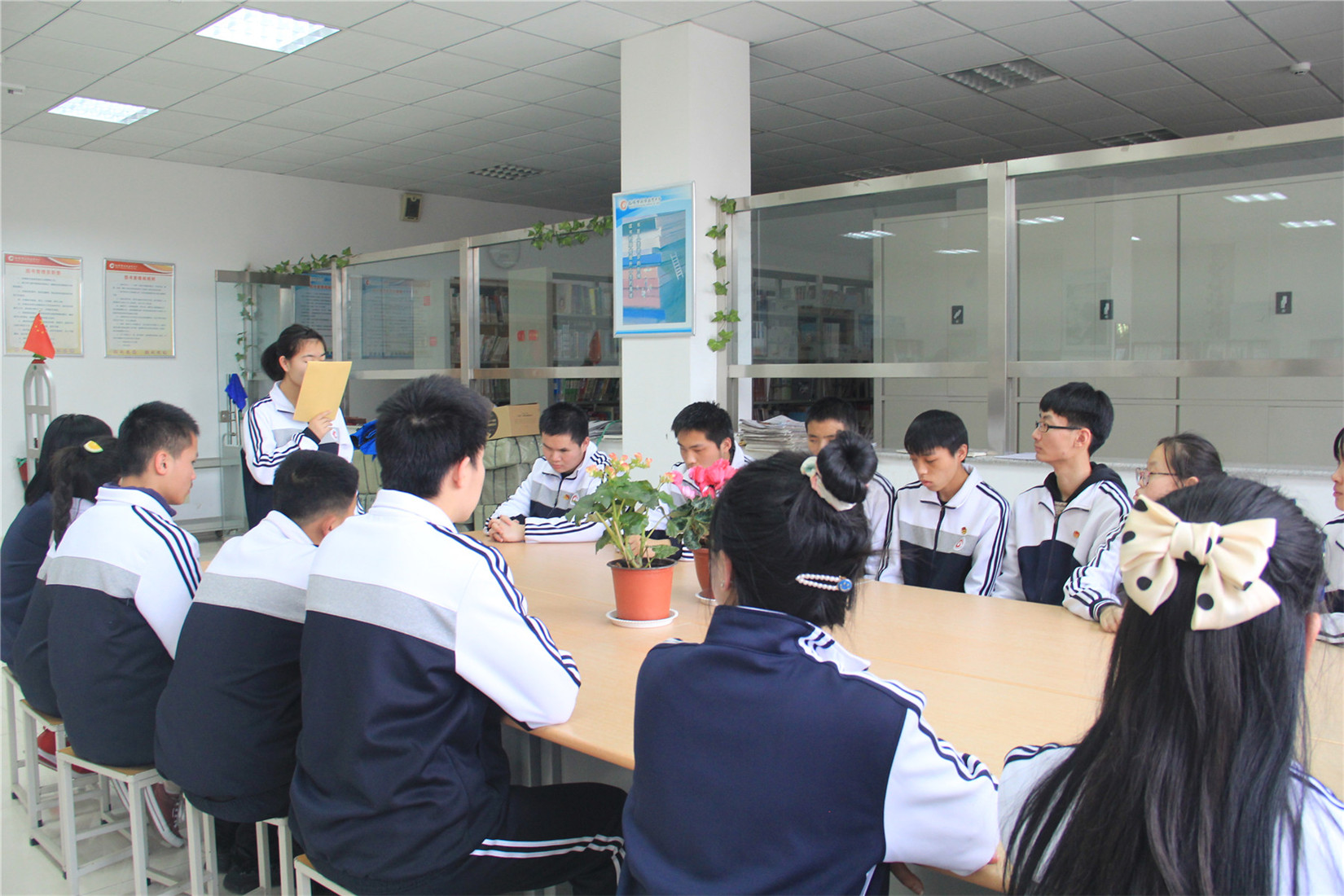 市特教中心組織學(xué)習(xí)黨的十九屆五中全會精神微團課暨新團員入團儀式