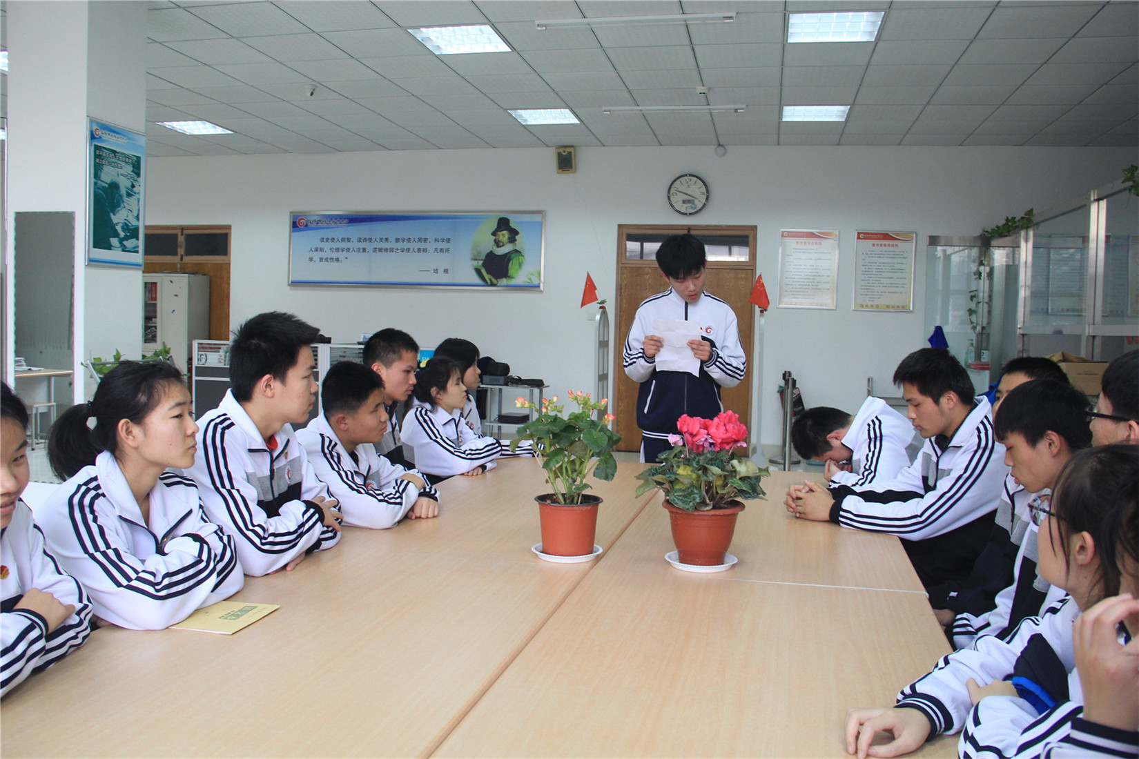 市特教中心組織學(xué)習(xí)黨的十九屆五中全會精神微團課暨新團員入團儀式