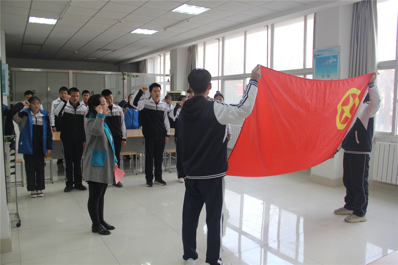 市特教中心組織學(xué)習(xí)黨的十九屆五中全會精神微團課暨新團員入團儀式