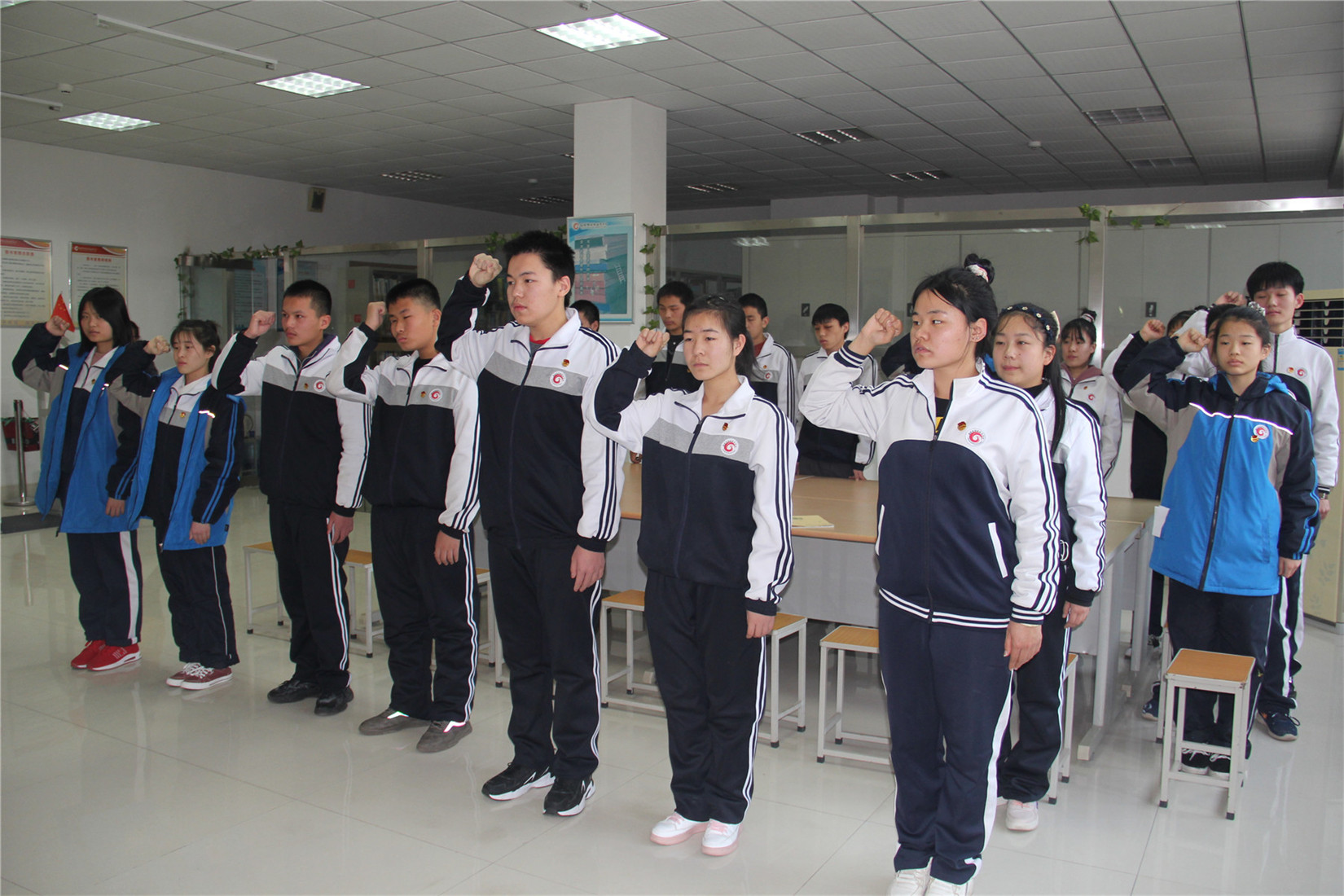 市特教中心組織學(xué)習(xí)黨的十九屆五中全會精神微團課暨新團員入團儀式