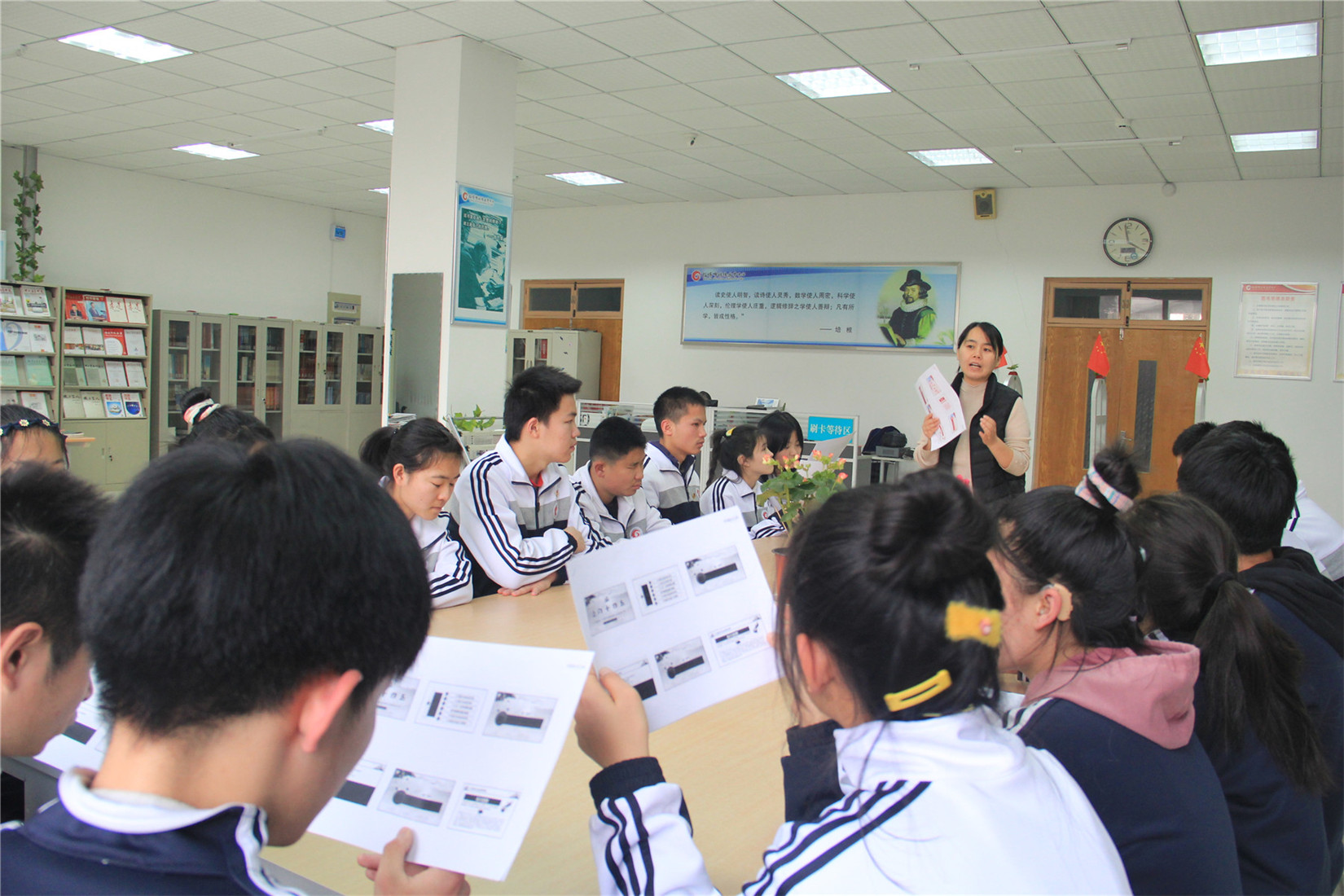 市特教中心組織學(xué)習(xí)黨的十九屆五中全會精神微團課暨新團員入團儀式