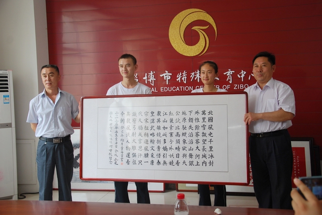 畢業(yè)生感恩母校，親手制作禮物留念