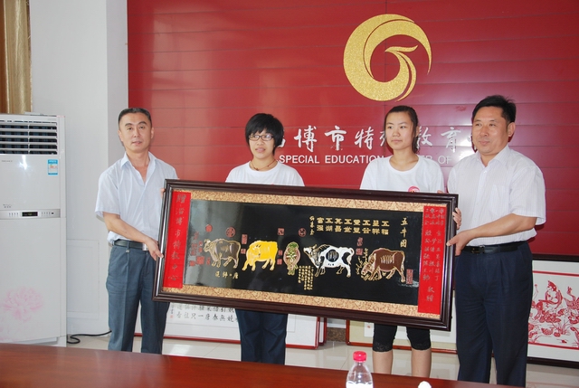 畢業(yè)生感恩母校，親手制作禮物留念