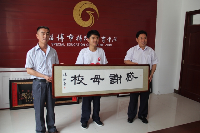 畢業(yè)生感恩母校，親手制作禮物留念