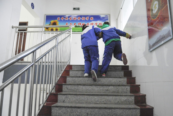 好同桌張明月:十年如一日為同學(xué)做拐杖