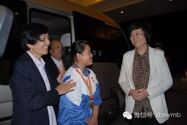 全省第道德模范張明月同學(xué)受到市委書記王浩接見(jiàn)