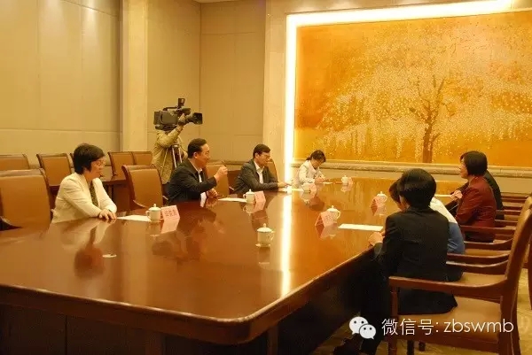 全省第道德模范張明月同學(xué)受到市委書記王浩接見(jiàn)