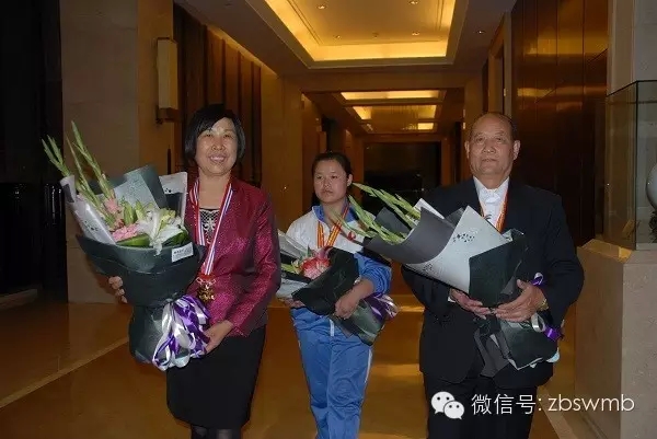 全省第道德模范張明月同學(xué)受到市委書記王浩接見(jiàn)