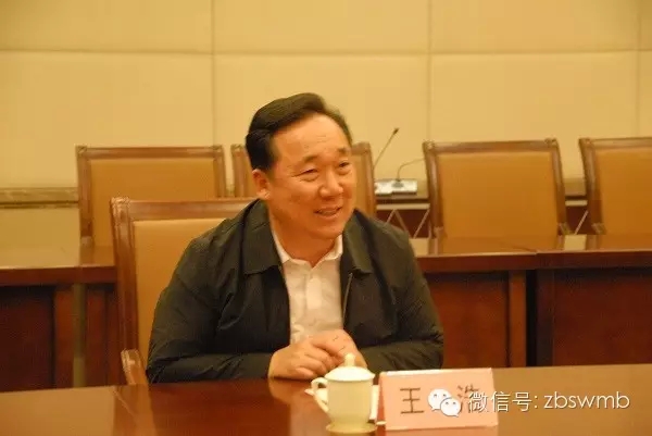 全省第道德模范張明月同學(xué)受到市委書記王浩接見(jiàn)