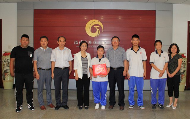 市文明辦走訪慰問淄博市特殊教育中心學(xué)生——“中國(guó)好人”張明月