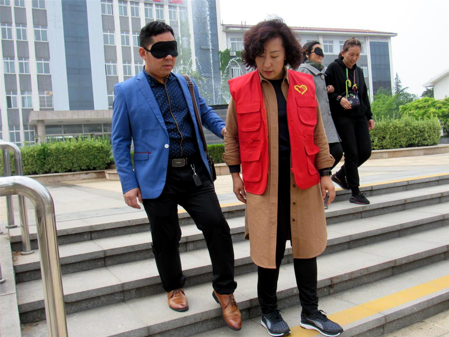 牽手同行 愛心助盲