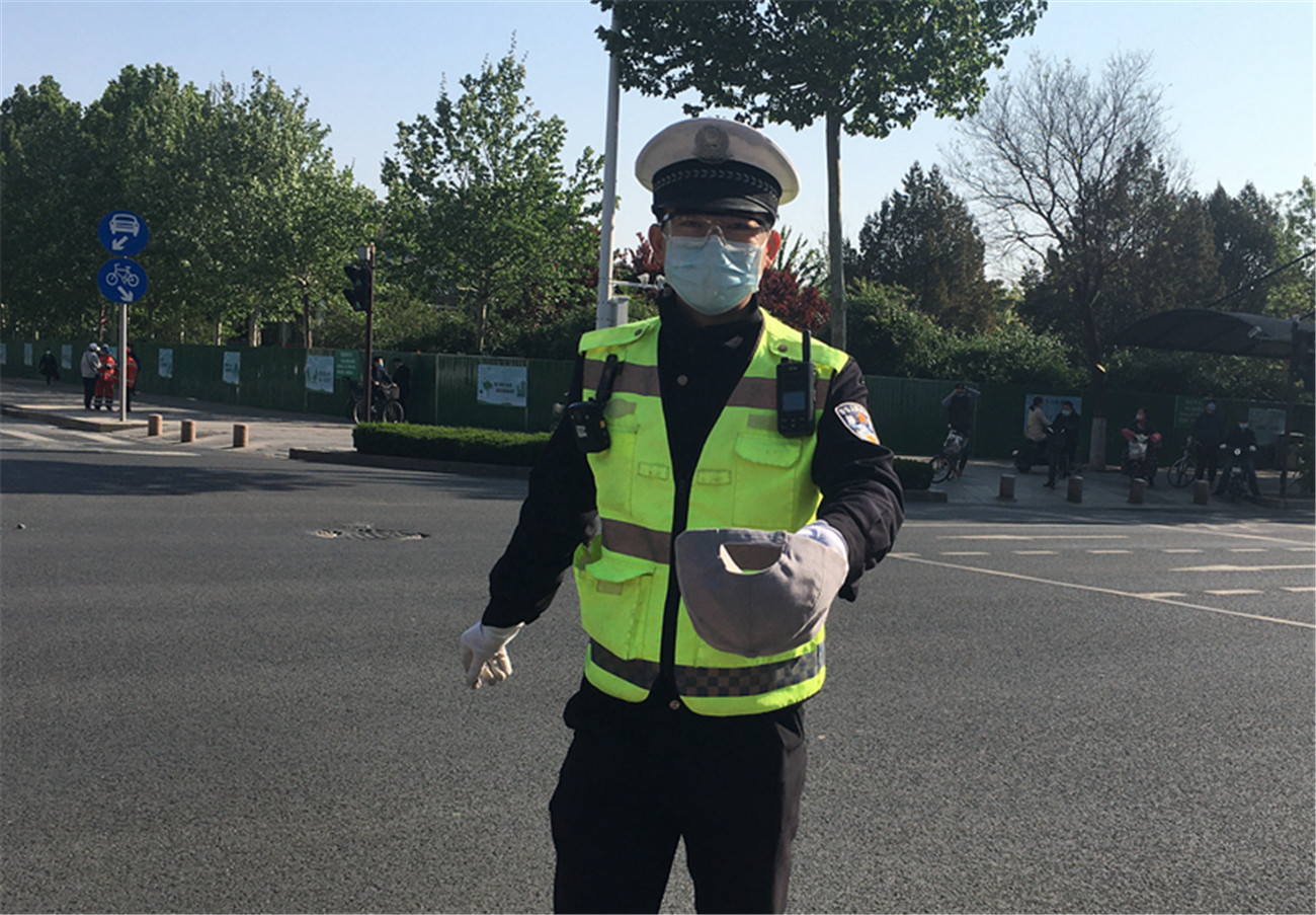 風中“追帽”的暖心交警