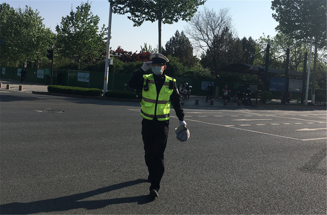 風中“追帽”的暖心交警