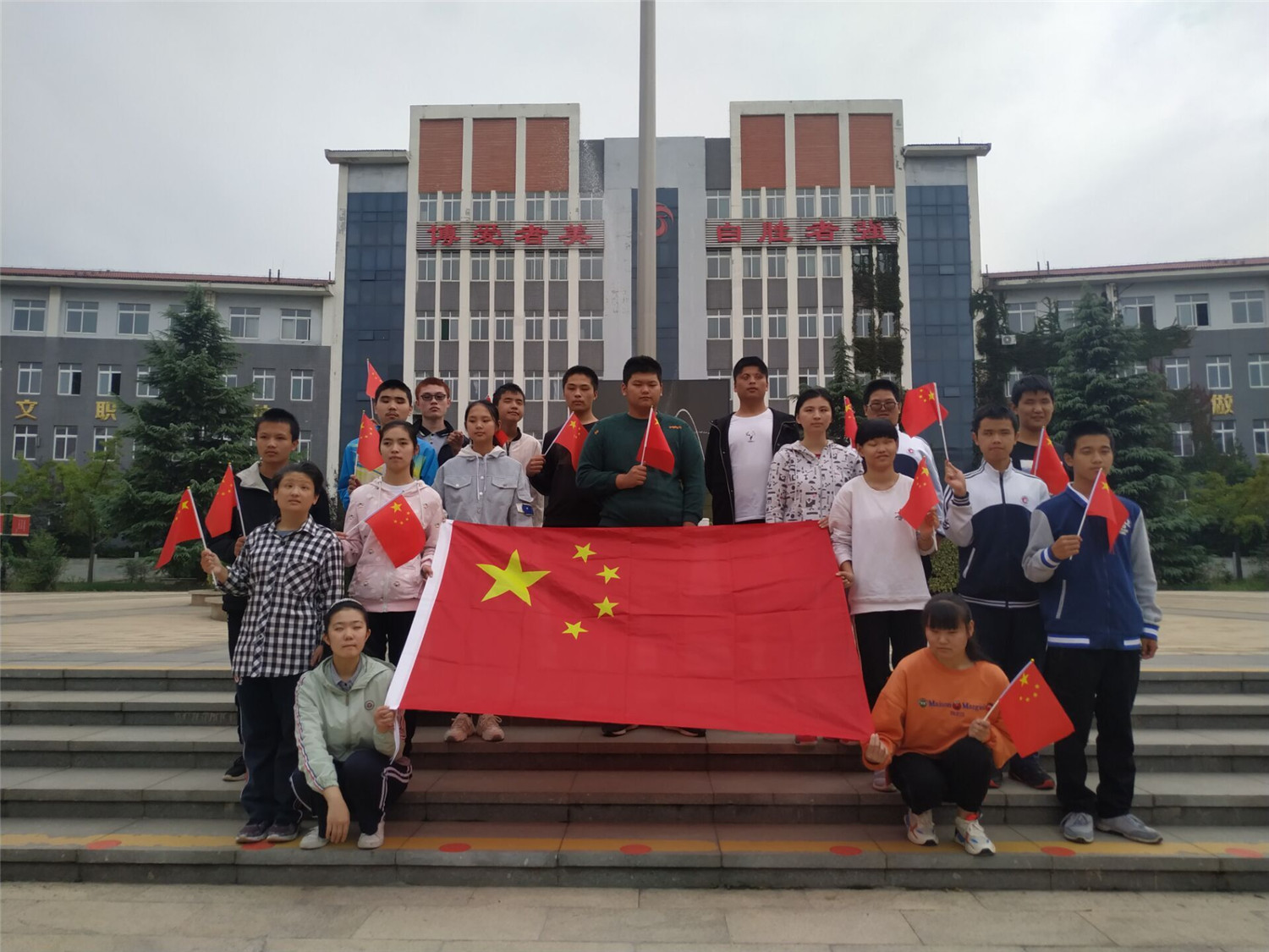 市特教中心學(xué)生頌詠?zhàn)鎳半p節(jié)”