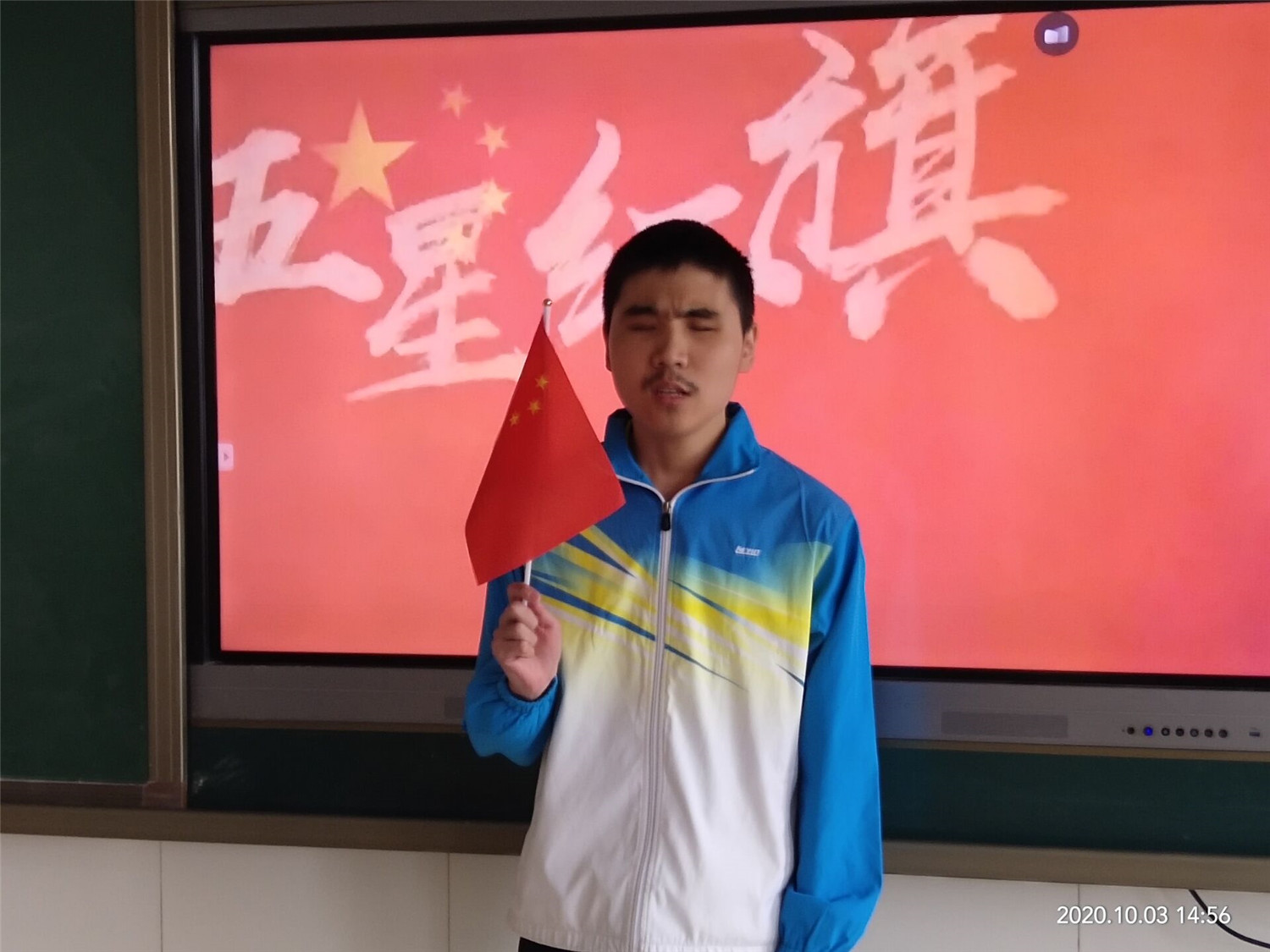 市特教中心學(xué)生頌詠?zhàn)鎳半p節(jié)”