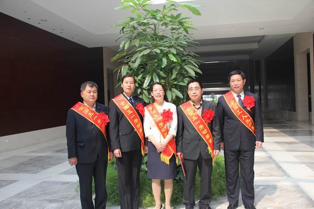 熱烈祝賀我校賈益芹老師榮獲全國五一勞動獎?wù)拢?></p><p style=