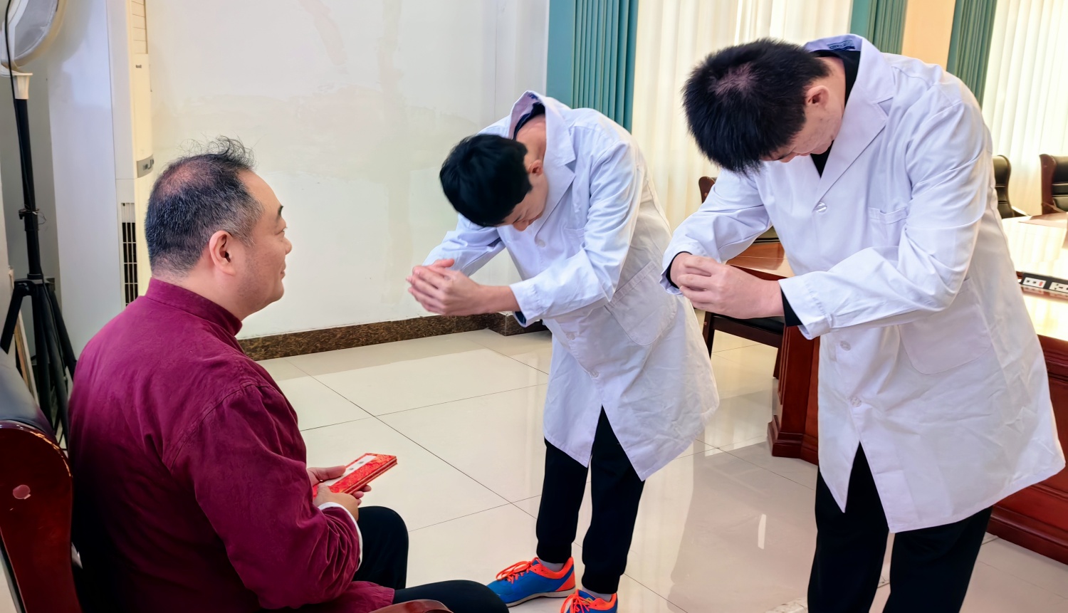 深化醫(yī)教融合 助力特需學(xué)生培養(yǎng) | 我校與市婦幼保健院開(kāi)展“師承岐黃 薪火相傳”中醫(yī)傳承拜師儀式